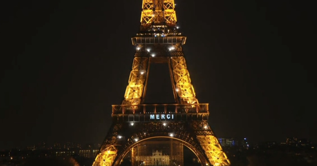 VIDEO Turnul Eiffel, omagiu pentru persoanele care se luptă cu virusul COVID-19