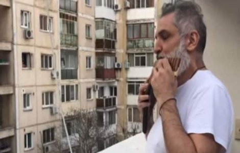 Momente emoționante: Damian Drăghici a ținut un concert din balcon pentru vecini