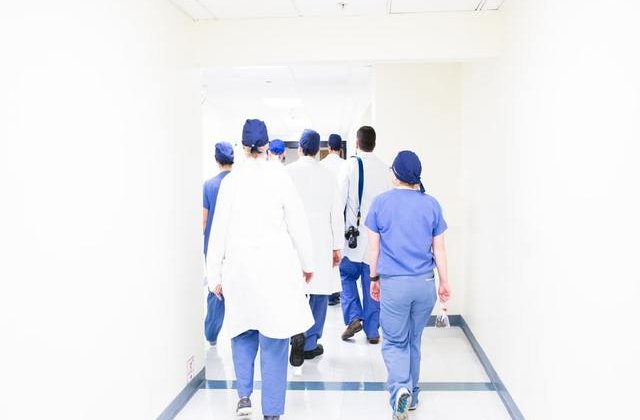 90 de asistente medicale și infirmiere, concediate &icirc;n plină pandemie de Covid-19. Care este motivul