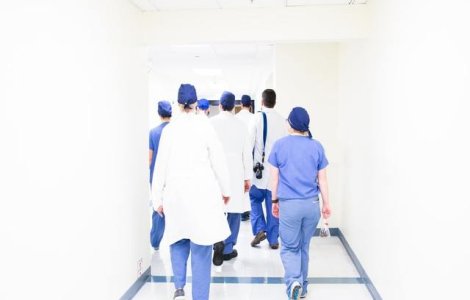 90 de asistente medicale și infirmiere, concediate în plină pandemie de Covid-19