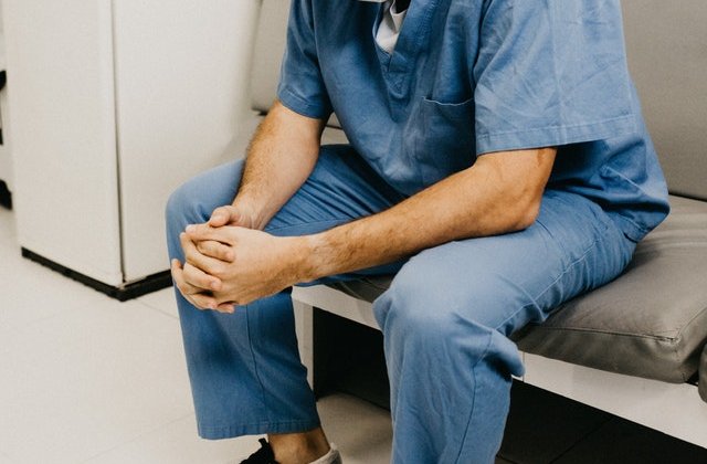 Un bărbat în stare critică a fugit din izolare. A amenințat și scuipat medicii și asistentele