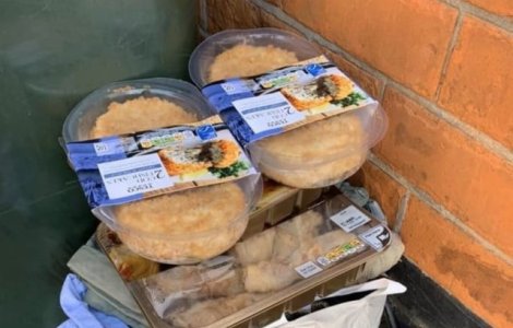 Imagini revoltătoare: Au golit magazinele, iar acum aruncă mâncarea la gunoi