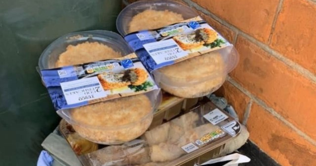 Imagini revoltătoare: Au golit magazinele, iar acum aruncă mâncarea la gunoi