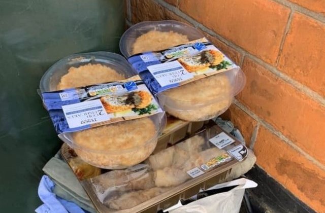 Imagini revoltătoare: Au golit magazinele, iar acum aruncă mâncarea la gunoi