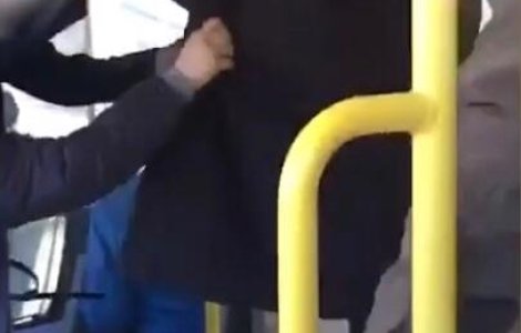 Un bărbat a fost bătut crunt și aruncat în stradă după ce a tușit în autobuz