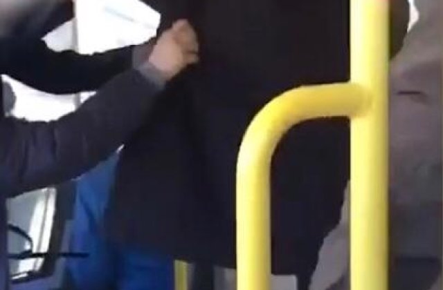 VIDEO Un bărbat a fost bătut crunt și aruncat &icirc;n stradă după ce a tușit &icirc;n autobuz