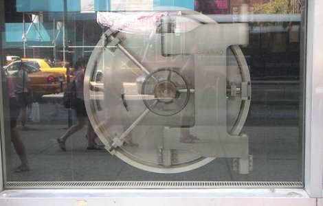 Un hot a ramas blocat doua zile in seiful unei banci din Grecia