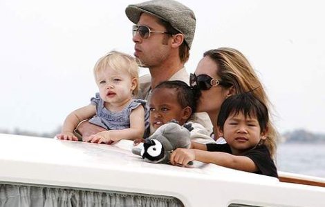 Brad Pitt, prin lume cu propriul capac de toaleta