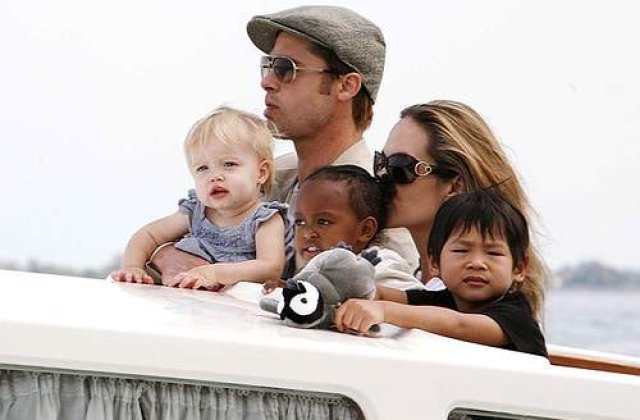 Brad Pitt, prin lume cu propriul capac de toaleta