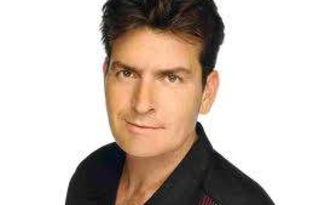 Charlie Sheen are o relatie cu o starleta porno