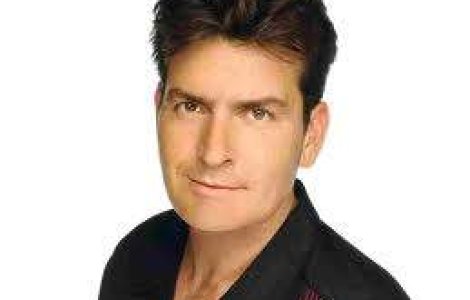 Charlie Sheen are o relatie cu o starleta porno