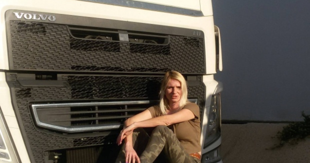 O șoferiță româncă de TIR duce alimente italienilor aflați în zonele roșii