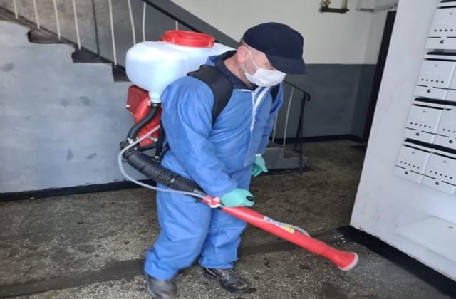 Primaria Suceava a anunțat că a început dezinfecția scărilor de bloc