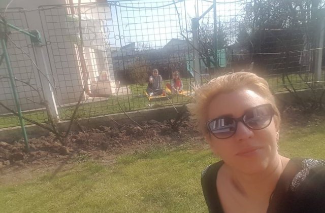 Iubire la distanță - Medicii, separați de copiii lor din cauza COVID-19: „Cea mică mă implora să îmi atingă mâna prin gard”