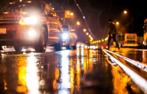 Studiu: 70% dintre șoferii români spun că se chinuie să vadă drumul noaptea