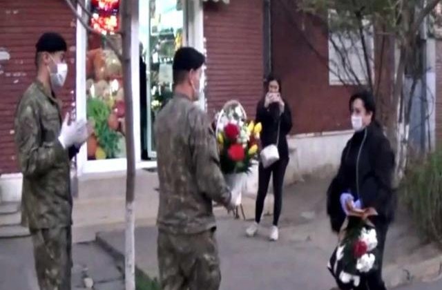 Asistenta hărțuită de vecini, întâmpinată cu flori și aplauze de militari