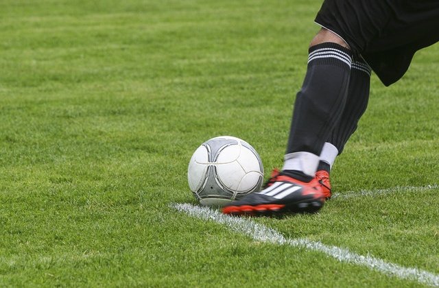 O echipă de fotbal a ieșit la antrenamente pe teren în plină epidemie de Covid-19