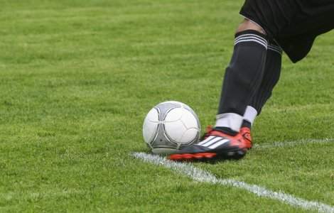 O echipă de fotbal a ieșit la antrenamente pe teren în plină epidemie de Covid-1