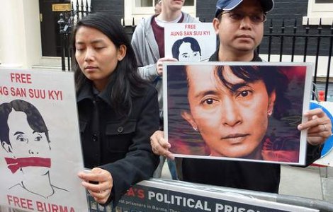 Lacrimi printre sustinatori. Dizidenta Aung San Suu Kyi ramane inchisa