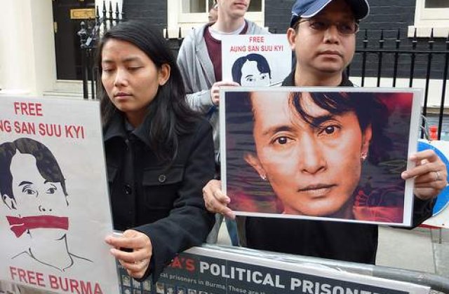Lacrimi printre sustinatori. Dizidenta Aung San Suu Kyi ramane inchisa