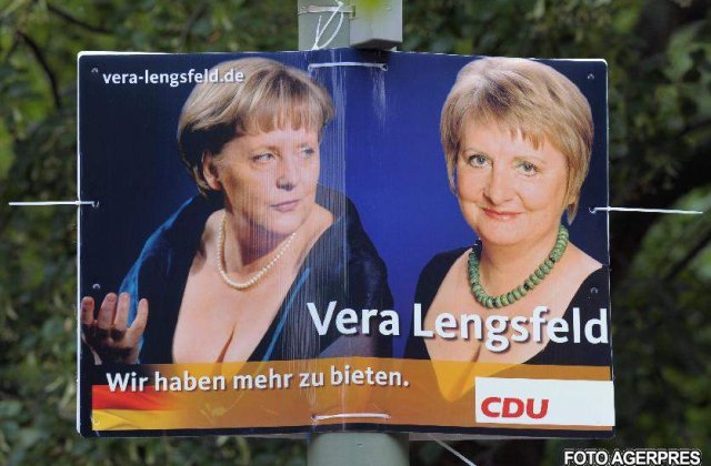 Angela Merkel, cu sanii la vedere intr-un afis de campanie