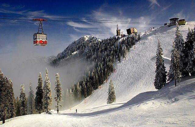 Mii de turisti serbeaza Craciunul pe rit vechi in pensiunile, hotelurile si partiile din Brasov