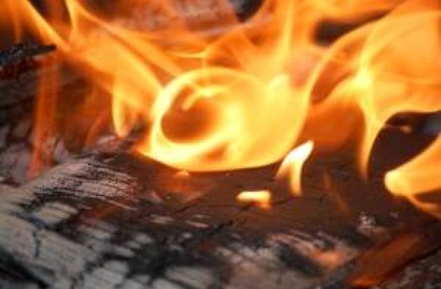 Patru case au ars intr-un incendiu in cartierul Ferentari din Capitala