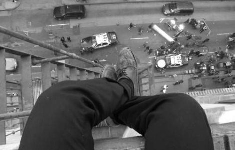 Un barbat ameninta ca se arunca de la etaj in centrul Capitalei