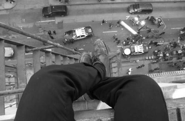 Un barbat ameninta ca se arunca de la etaj in centrul Capitalei