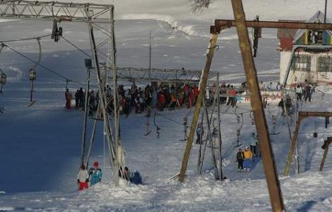 Copil ranit pe o partie din Semenic, dupa ce a fost lovit de un dispozitiv al teleschiului