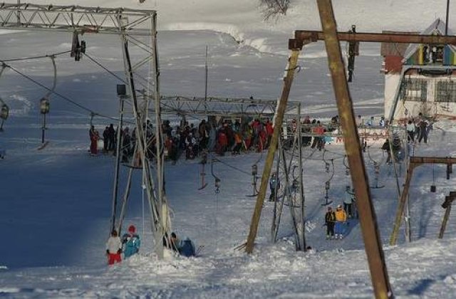 Copil ranit pe o partie din Semenic, dupa ce a fost lovit de un dispozitiv al teleschiului