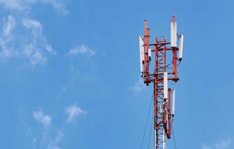 Paranoia conspirațiilor: Antene 5G, atacate de teamă că ar răspândi coronavirus