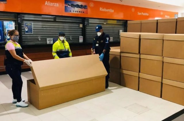 Coronavirus: De la cadavre pe străzi, la sicrie de carton în Ecuador