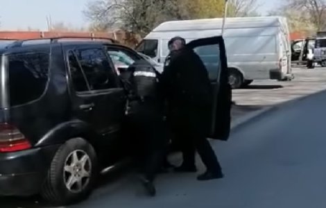 VIDEO Rromi din Timișoara, luați pe sus de jandarmi după ce au refuzat carantina