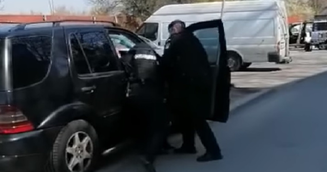 VIDEO Rromi din Timișoara, luați pe sus de jandarmi după ce au refuzat carantina