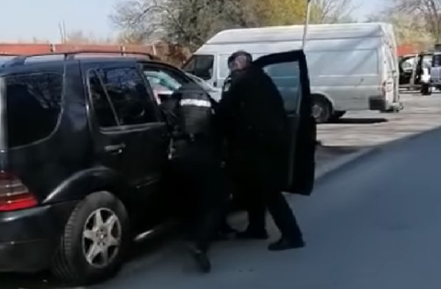 VIDEO Rromi din Timișoara, luați pe sus de jandarmi după ce au refuzat carantina