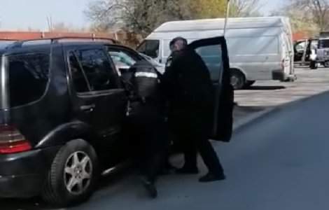 VIDEO Rromi din Timișoara, luați pe sus de jandarmi după ce au refuzat carantina
