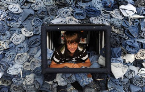 VIDEO: Donati-va blugii, ajutati oamenii fara case!