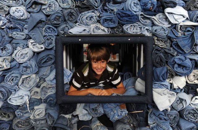 VIDEO: Donati-va blugii, ajutati oamenii fara case!