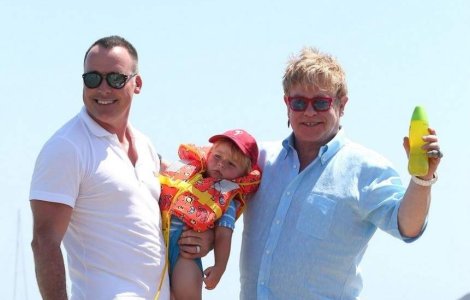 Elton John a devenit tata pentru a doua oara
