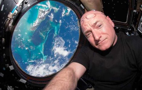 Cum reziști izolării: sfaturi de la astronauți care au stat singuri luni în șir