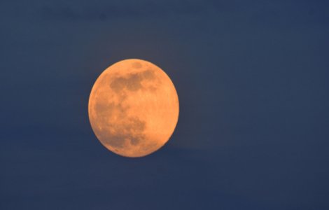 Imagini cu SuperLuna roz. Cum s-a văzut cea mai strălucitoare lună a anului