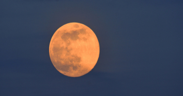 Imagini cu SuperLuna roz. Cum s-a văzut cea mai strălucitoare lună a anului