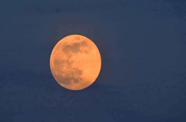 Imagini cu SuperLuna roz. Cum s-a văzut cea mai strălucitoare lună a anului