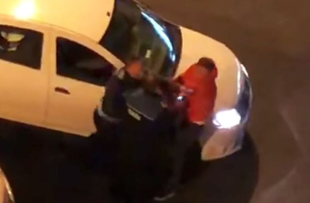 VIDEO Polițist din București surprins în timp ce bătea un tânăr