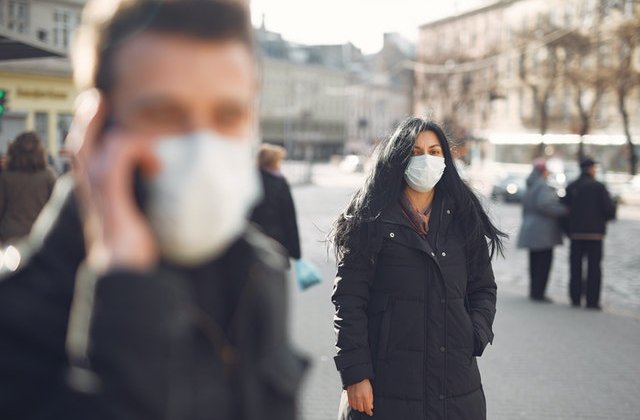 Coronavirus: Te poți infecta din aer? Uite cât rezistă virusul în aerosoli