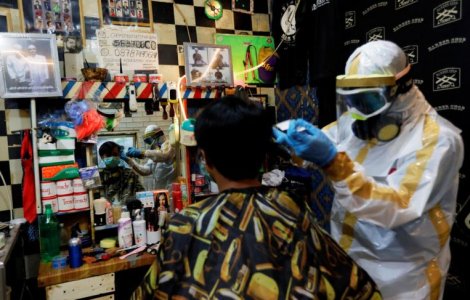 Frizerul care tunde chiar și în timp de pandemie, cu măsuri extreme de protecție