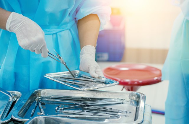 Asistentă medicală, dată afară din locuință de proprietar. Bărbatul se temea că va aduce coronavirus