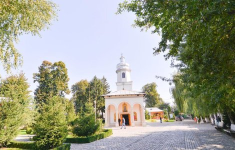 Preoții din Galați duc alimente nevoiașilor și ajută copii la teme