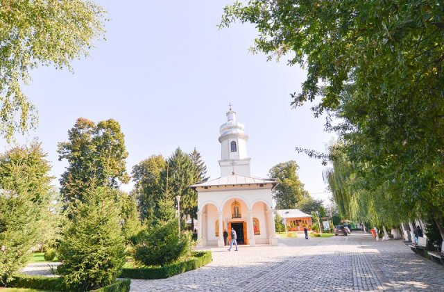 Preoții din Galați duc alimente nevoiașilor și ajută copii la teme